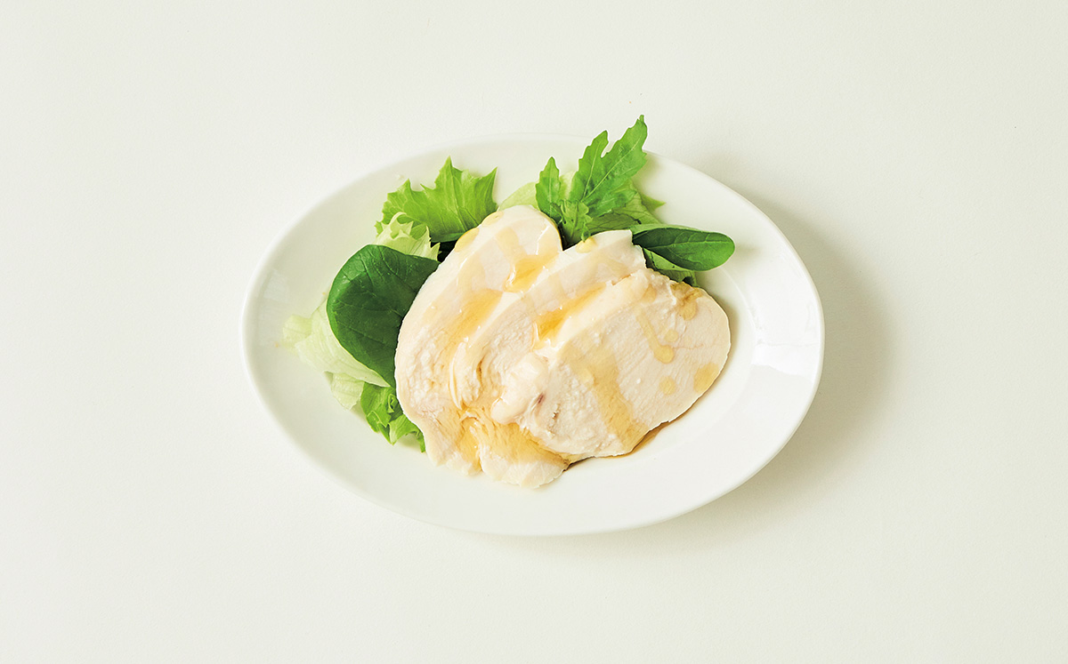 サラダチキンにごま油をかける