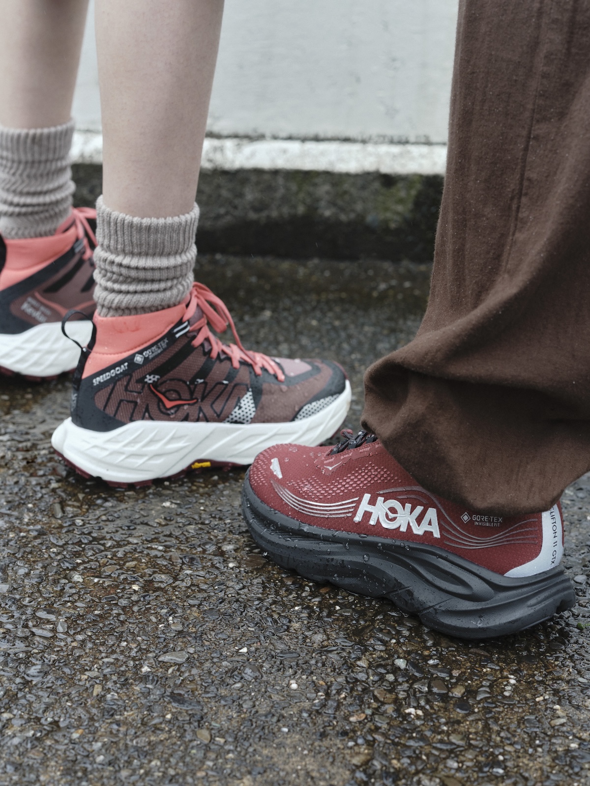 [PR]雨の日でも快適に。〈HOKA〉《Clifton 11 GTX》と《Speedgoat 7 Hike GTX》を履いて街へ。