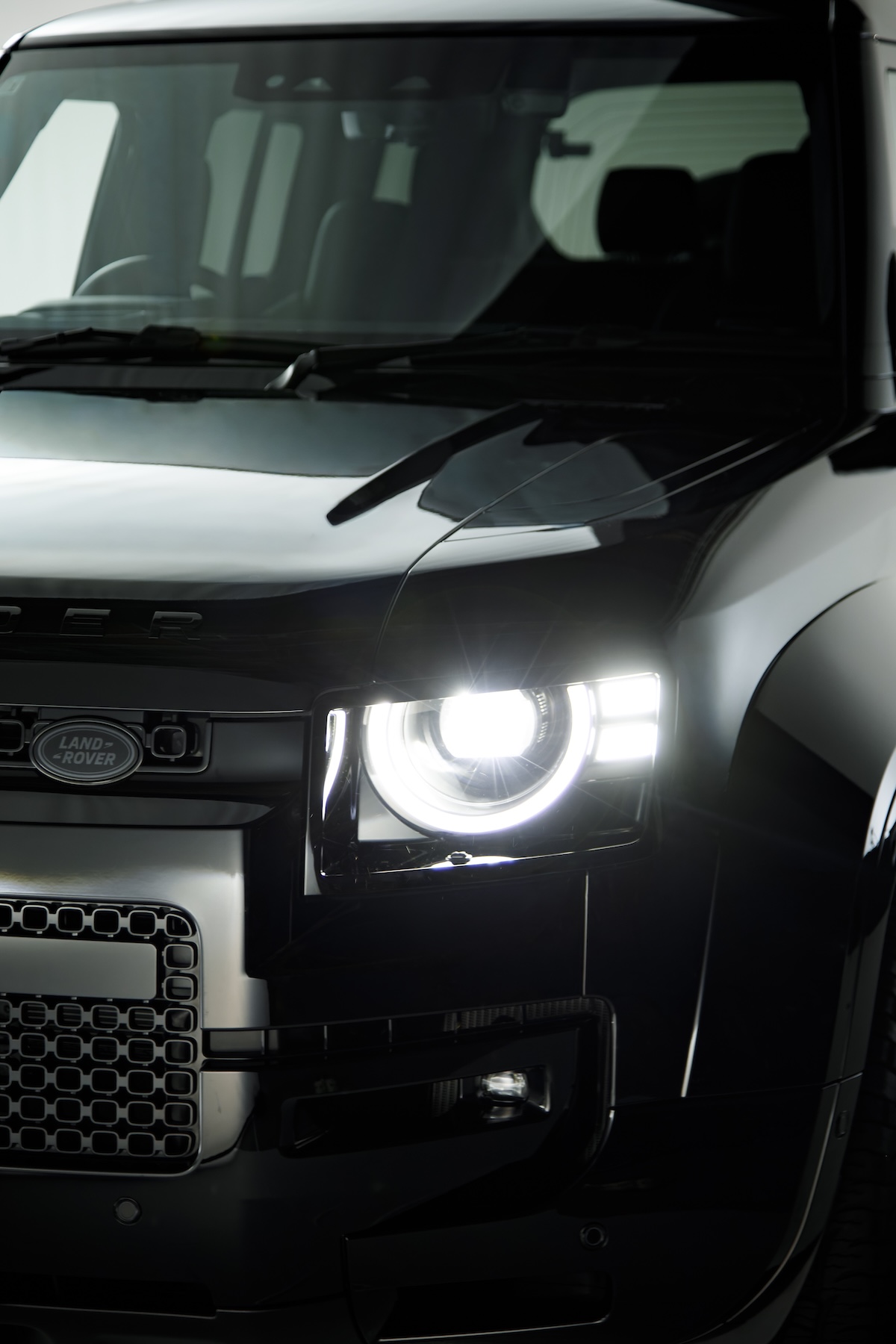 DEFENDER OCTA BLACKのヘッドライト