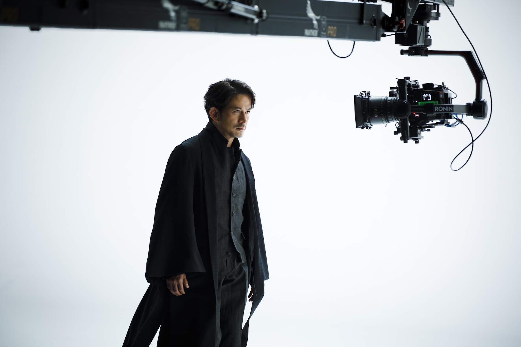 撮影に臨む岡田准一