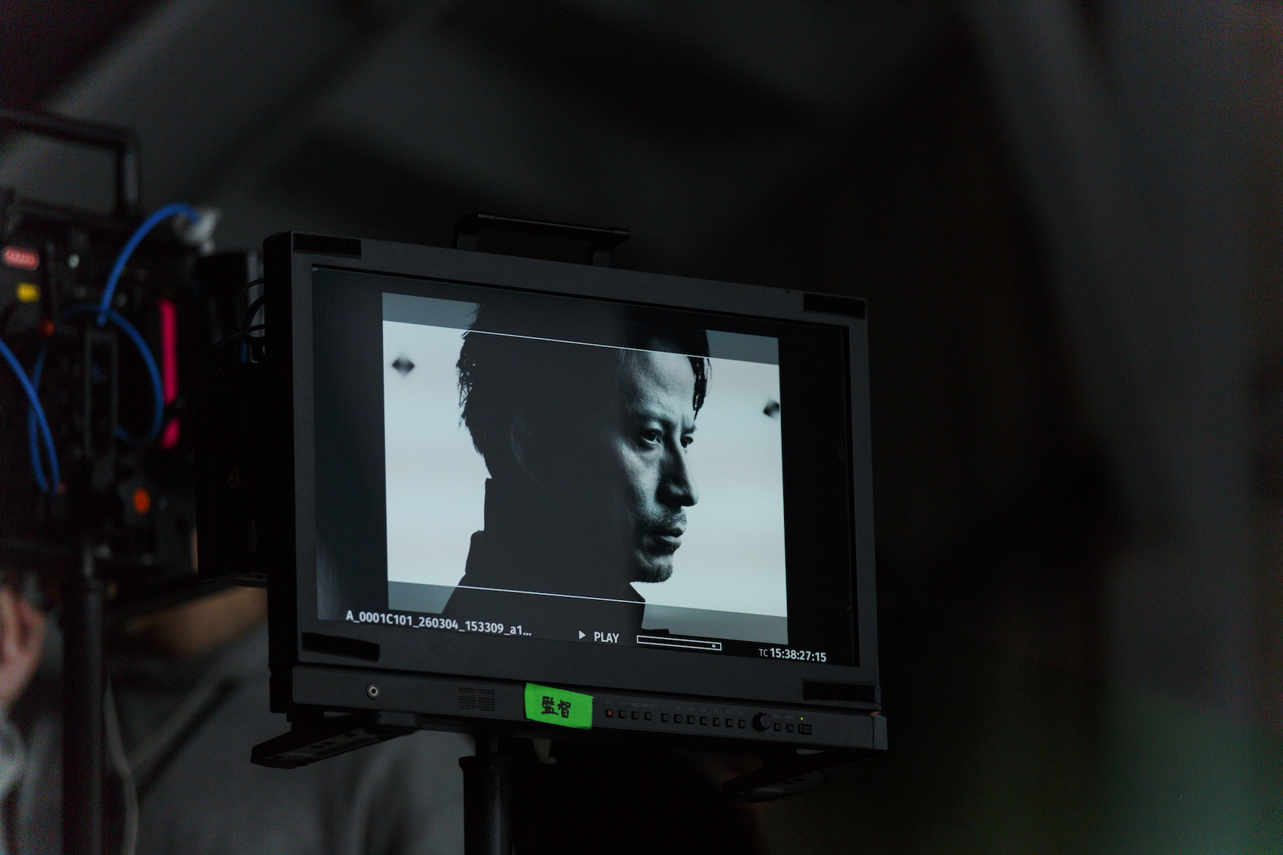 モニター越しの、岡田准一の真剣な表情