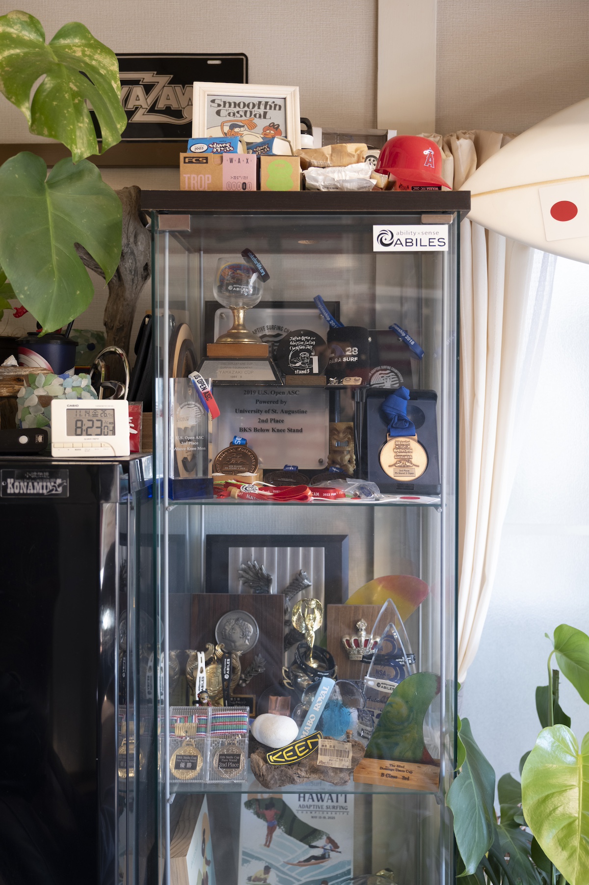 勝倉直道さんがこれまでに獲得したメダルやトロフィー。「E.YAZAWA」のプレートがチラリと見える。