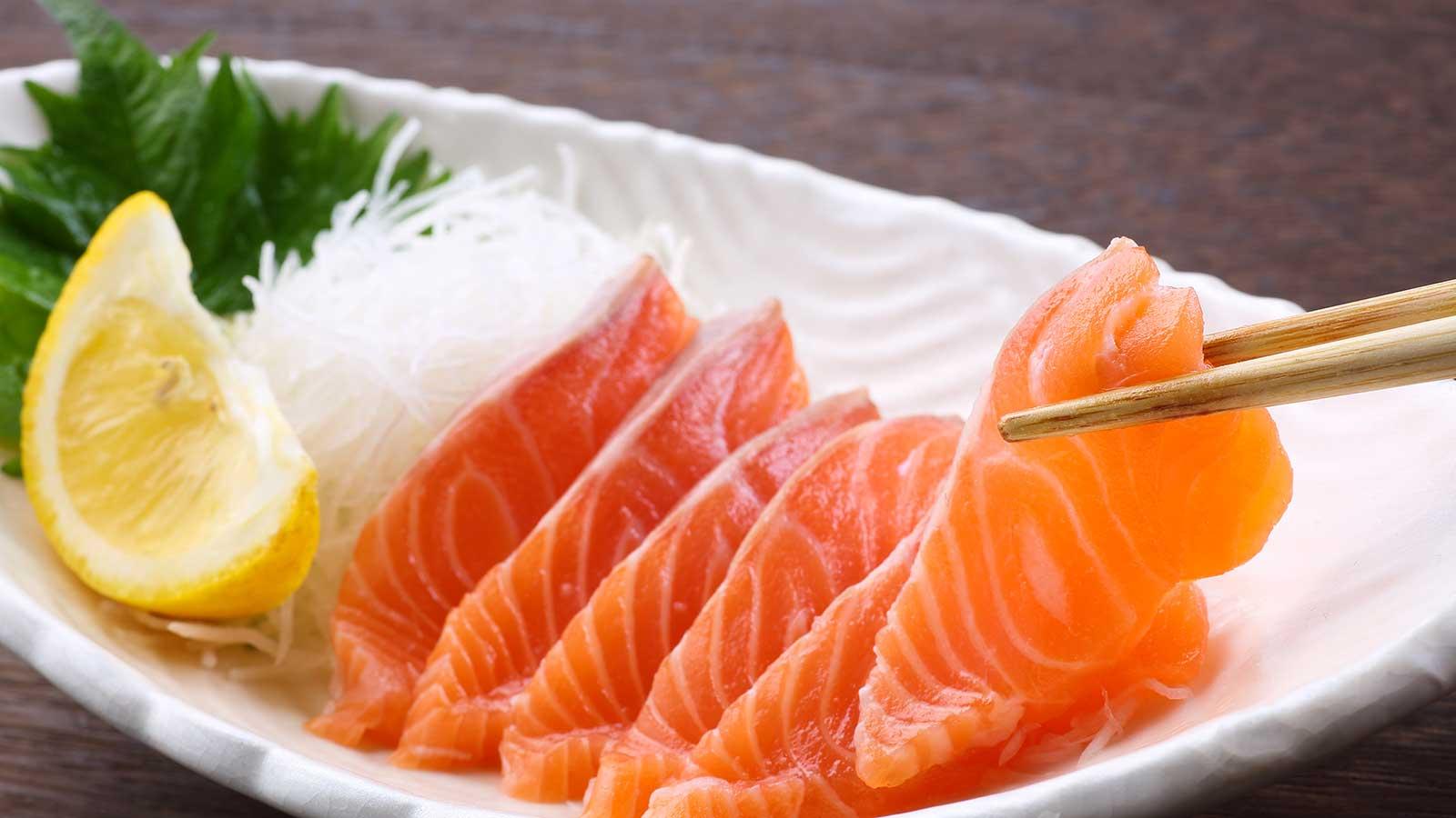 サーモンの刺身って朝がいいの?「栄養と食べる時間」の話